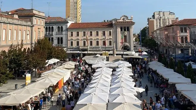 La bancarelle della Fiera del Rosario dov'è stato spruzzato lo spray urticante