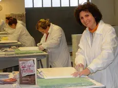 CONCORDIA - DINO TOMMASELLA - VATRELLA - ANTONIAZZI SERENELLA CON IL LIBRO DA LEI SCRITTO ALL'INTERNO DELLA SUA AZIENDA