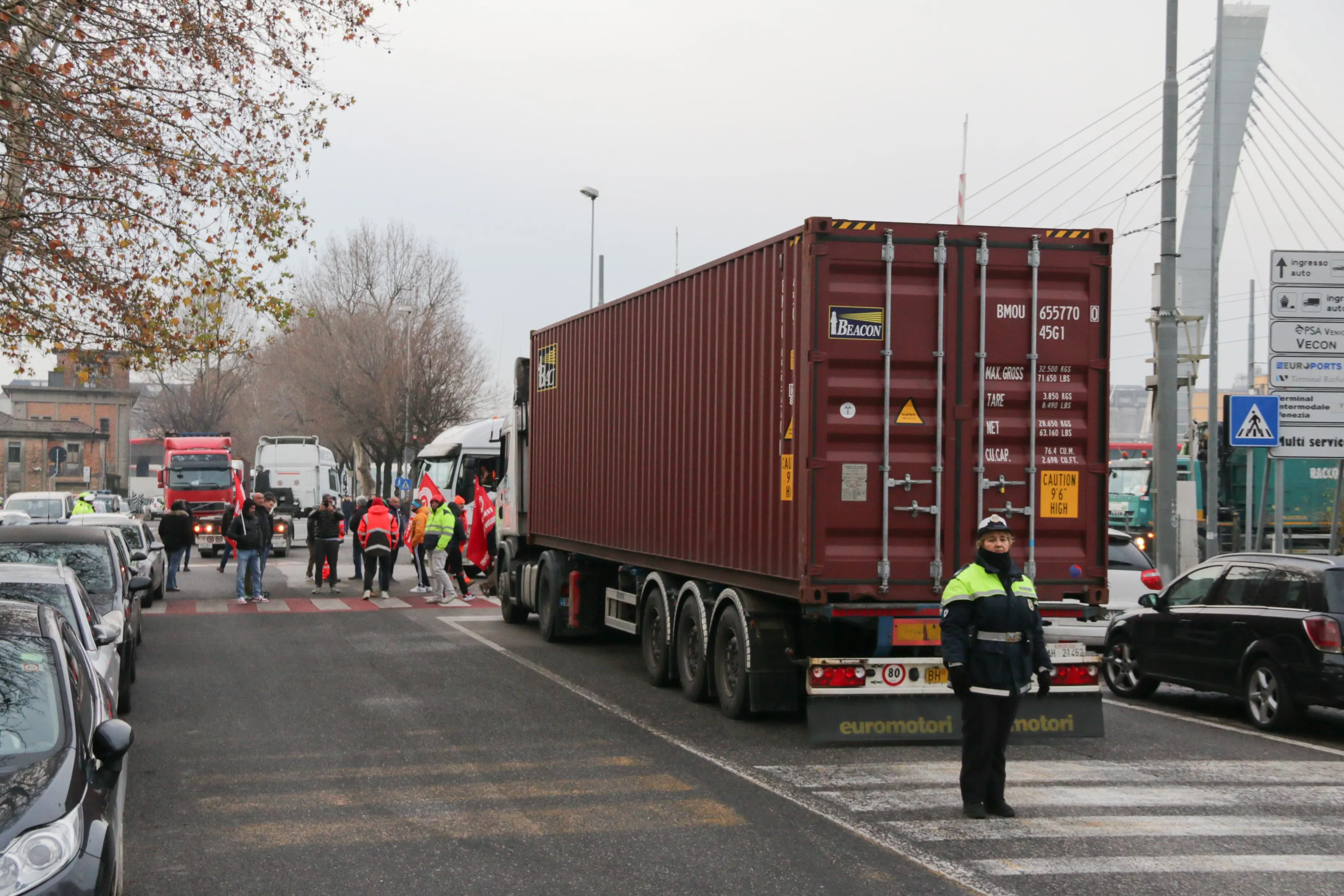 Foto Agenzia Candussi/ Favarato/ Marghera, via del commercio/ Sciopero degli autotrasportatori