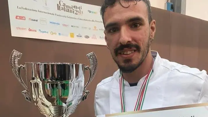 Michele Vetrano, 29 anni, con la coppa in mano