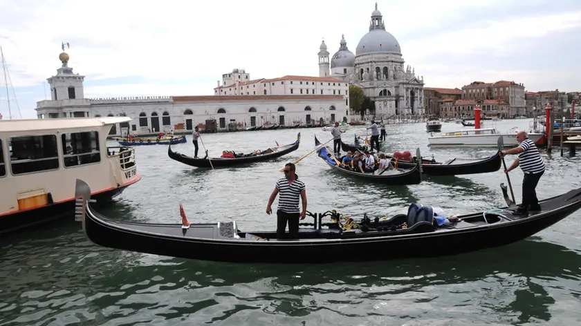 Interpress/Mazzega Furlani Venezia, 25.08.2014.- Collisione tra un vaporetto ACTV linea 1 ed una gondola con turisti a bordo.- La gondola di stazio "Dogana" usciva di poppa e si girava verso il Canal Grande mentre il vaporetto che arrivava dalla "Salute" era in manovra d'attracco al pontile San Marco Vallaresso.- Nella foto a poppa della gondola danneggiata il gondoliere Guglielmo