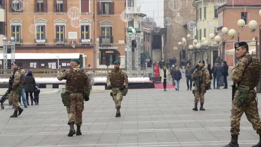 GIORNALISTA: Furlan AGENZIA FOTO: Candussi LUOGO: piazza Ferretto, Mestre DESCRIZIONE: Polizia Locale e militari dell'Esercito pattugliano il centro di Mestre