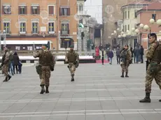 GIORNALISTA: Furlan AGENZIA FOTO: Candussi LUOGO: piazza Ferretto, Mestre DESCRIZIONE: Polizia Locale e militari dell'Esercito pattugliano il centro di Mestre