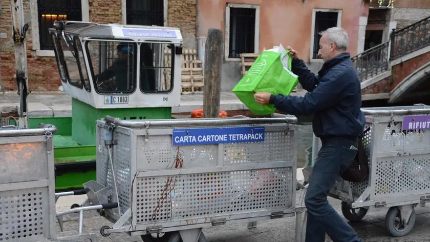 Interpress/M.Tagliapietra venezia 28.11.2016.- Raccolta differenziata Dorsoduro, Campo San Barnaba. Verifica Veritas.