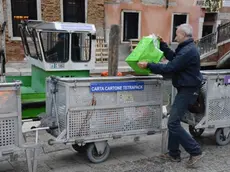 Interpress/M.Tagliapietra venezia 28.11.2016.- Raccolta differenziata Dorsoduro, Campo San Barnaba. Verifica Veritas.