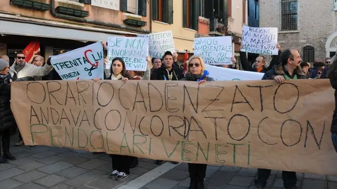 Interpress/Mazzega Morsego Venezia, 03.12.2013.- Manifestazione Pendolari contro i nuovi orari dei treni.- Nella foto in Campo San Rocco