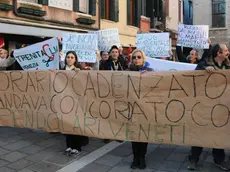 Interpress/Mazzega Morsego Venezia, 03.12.2013.- Manifestazione Pendolari contro i nuovi orari dei treni.- Nella foto in Campo San Rocco