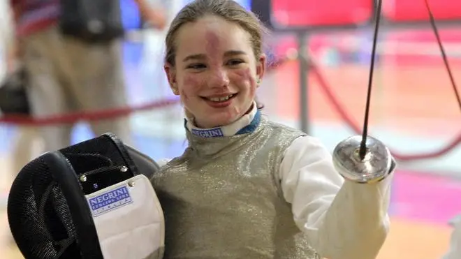 TREDICENNE COME PISTORIUS, SCHERMITRICE CON 4 PROTESI. HA PERSO GAMBE E BRACCIA MA OGGI E' TORNATA SULLA PEDANA...Beatrice Vio detta "Bebe", tredicenne di Mogliano Veneto (Treviso), prima persona al mondo a tirare di scherma con quattro protesi, durante la gara di oggi a San Lazzaro di Savena (Bologna) al campionato regionale paralimpico dell'Emilia-Romagna...GIORGIO BENVENUTI / PAL