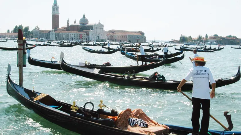 20060725 - ROMA - CRO - VENEZIA: GONDOLA, SCUOLA DI MESTIERE PER ACCESSO PROFESSIONE. Una immagine di archivio, datata 05 settembre 2004, di alcune gondole nella laguna di Venezia. Un ''praticantato'' di sei mesi, con un corso teorico e uno pratico di voga svolto anche ai traghetti: questa la nuova strada per accedere alla professione di gondoliere se verra' accolta dal consiglio comunale di ..Venezia una apposita modifica al regolamento del servizio pubblico varata dall'Ente gondola.....ANDREA MEROLA/ARCHIVIO - ANSA - KRZ