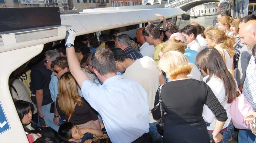 Ressa a bordo del pontile actv di Rialto: una scena quotidiana