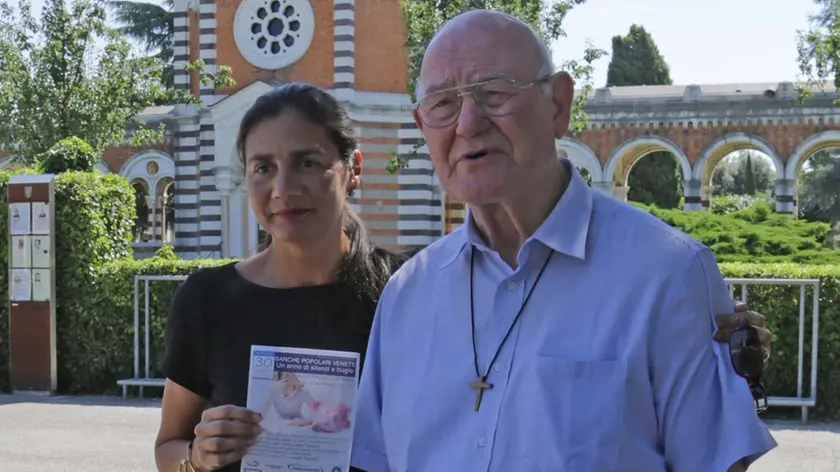 agostini agenzia foto film treviso conf. stampa don torta e tiziana d'andrea su problemi banche