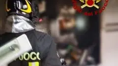 I vigili del fuoco al lavoro per ripulire l'area coinvolta dalla perdita del liquido