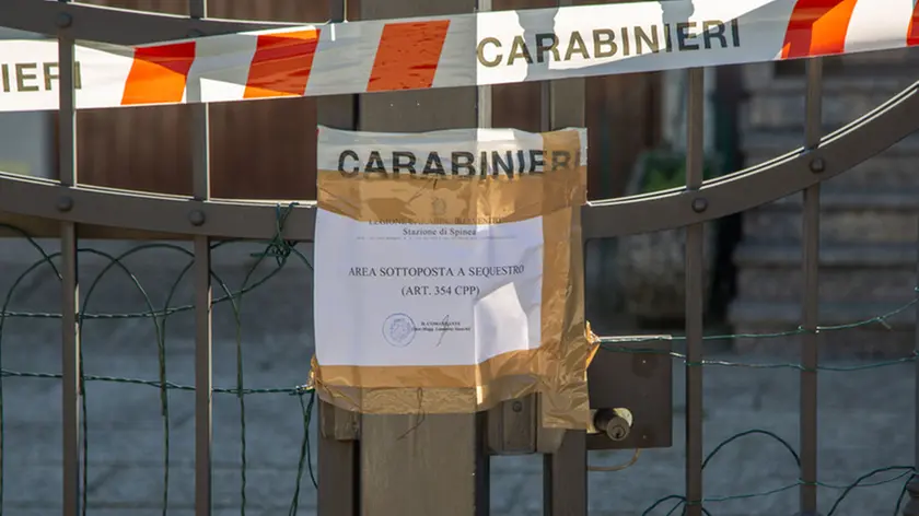uxoricidio e tentato suicidio a Spinea, nelle prime ore del mattino, in Via del commercio 5. Il medico neurologo in pensione dott. Gianfranco Pasco, 81 anni, ha prima ucciso la moglie con una iniezione di farmaci . dopodichè ha tentato il suicidio non riuscendovi. Il tutto è accaduto nel soggiorno di casa, dove la donna è stat trovata riversa nel divano. I coniugi hanno lasciato una lettera in cui spiegavano il gesto. Lui ammalato terminale oncologico, lei con qalche acciacco dovuto all'età. La coppia molto conosciuta a Spinea lascia la cittadina nello sgomento.