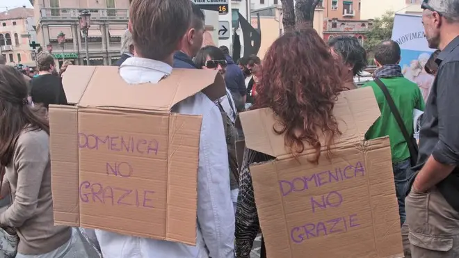 ZAGO TREVISO MANIFESTAZIONE COMMESSE'' NON TOGLIETECI LA DOMENICA''