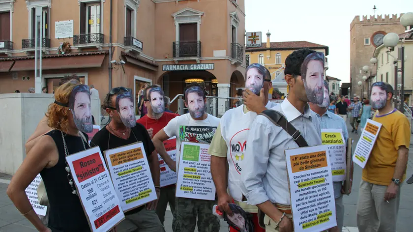 Festival della politica day 1 Sergio Chiamparino, Stefano Bruno Galli, Massimo Cacciari, Roberto Crosta e Beppe Gioia parlano di 'La questione settentrionale' Piazza Ferretto, Mestre Nella foto protesta del movimento 5 stelle