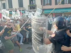 Militanti antilega e forze dell'ordine si affrontano oggi pomeriggio, 17 settembre 2011 ai piedi del ponte degli Scalzi a Venezia, nei pressi della stazione ferroviaria. ANSA/ANDREA MEROLA