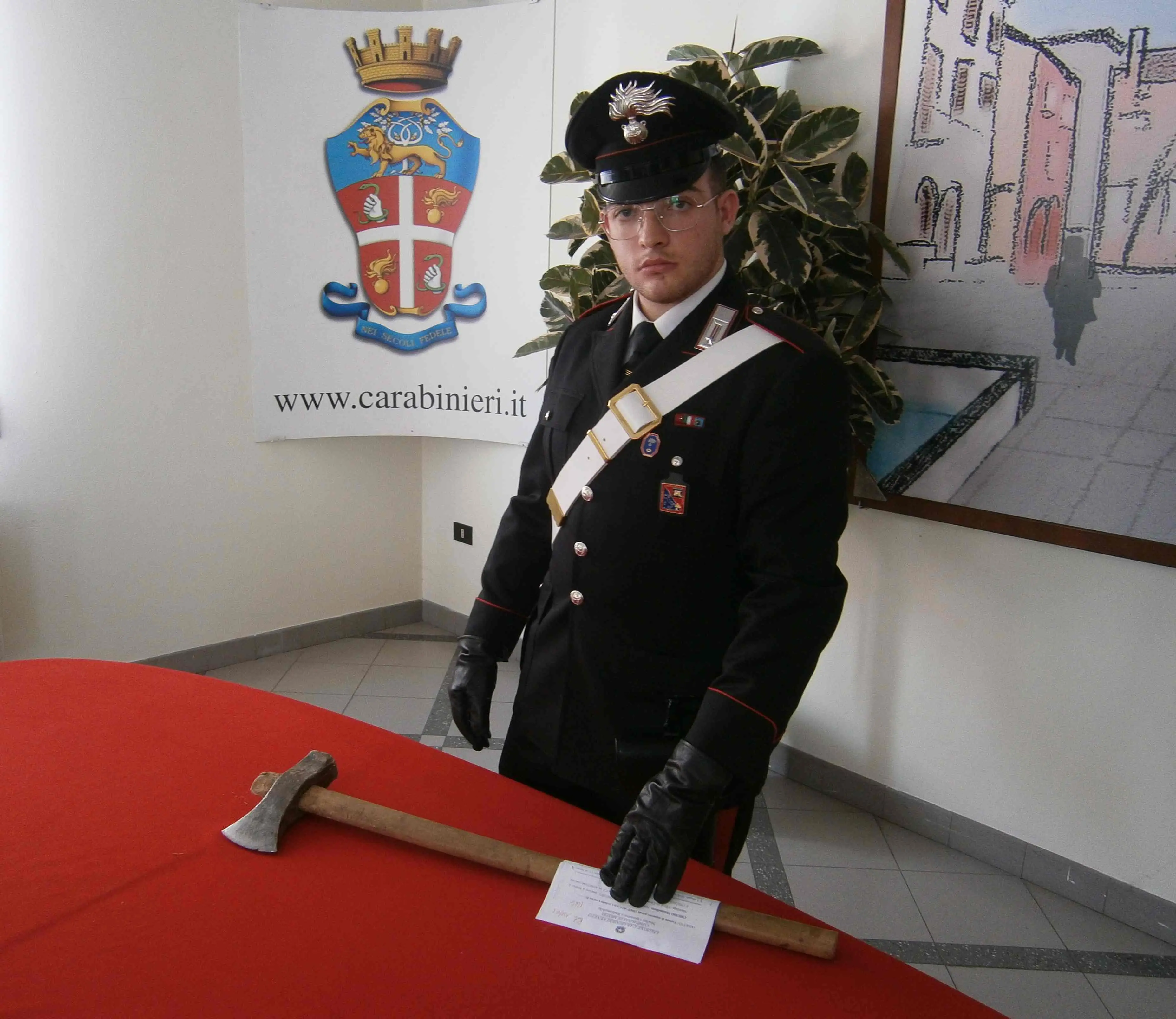 L'ascia sequestrata dai carabinieri