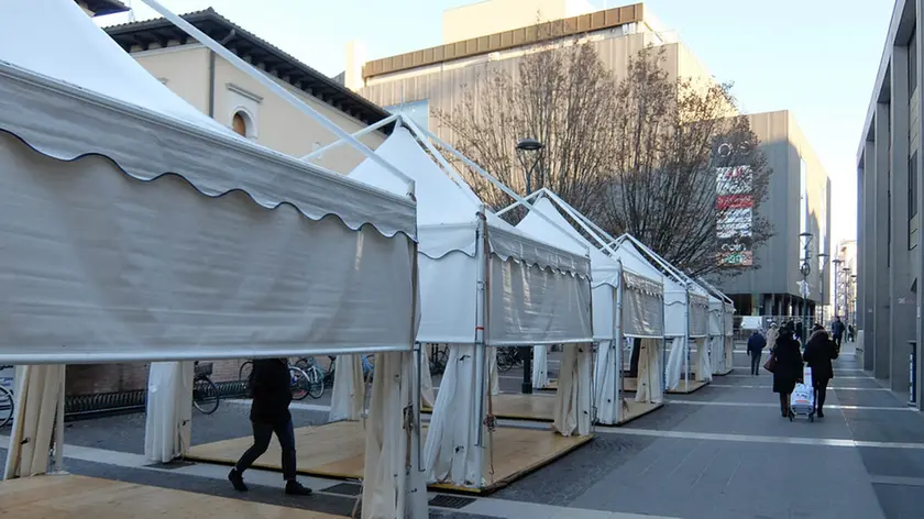 Foto Agenzia Candussi/ Baschieri/ Mestre centro/ Allestimento delle bancarelle natalizie