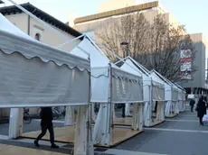 Foto Agenzia Candussi/ Baschieri/ Mestre centro/ Allestimento delle bancarelle natalizie