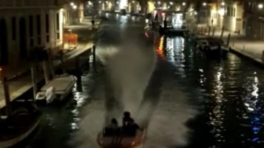 Un frame dal video che ha immortalato il barchino in rio di Cannaregio a Venezia