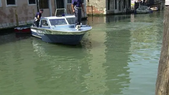 Un sommozzatore della polizia impegnato nelle bonifiche