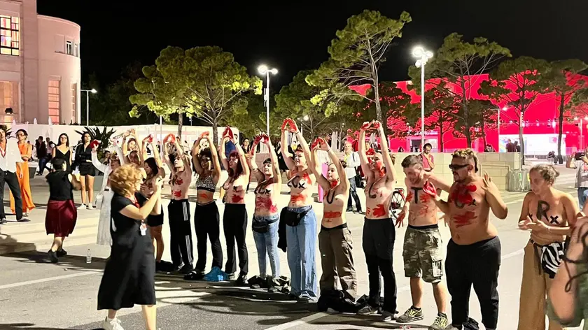 La manifestazione al Lido di Venezia contro Woody Allen