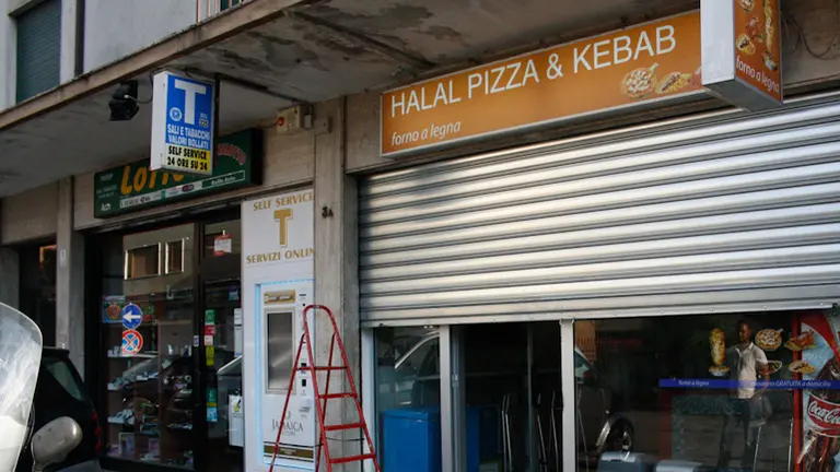 agenzia candussi, giornalista Scattolin. Pizzeria-Kebab Halal in via Stefani 3 Marghera