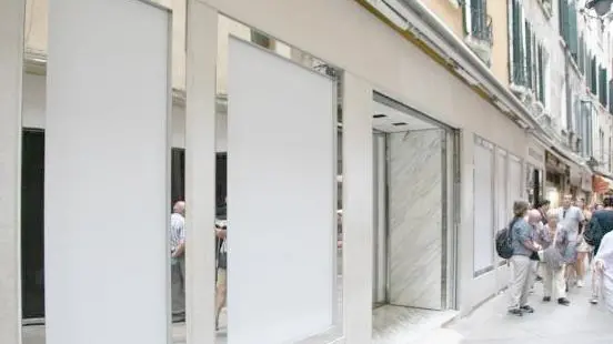 Le vetrine vuote della boutique Gucci che ha chiuso nei giorni scorsi scegliendo di tenere aperto un solo spazio in via XXII Marzo