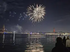 Fireworks explode over the historic Saint Marc Lagoon in Venice, to celebrate the New Year, in Venice, Italy, 01 January 2015. Lo spettacolo pirotecnico sul bacino di San Marco, unico spettacolo concesso per la notte di capodanno nel centro storico lagunare, la scorsa notte 31 dicembre 2014. ANSA/ANDREA MEROLA