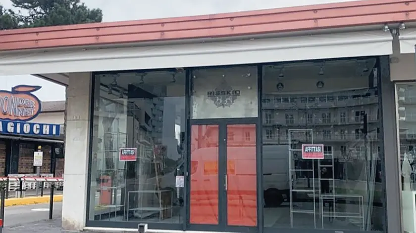 Un cartello di "affittasi" su una vetrina: cresce la preoccupazione in piazza Mazzini a Jesolo