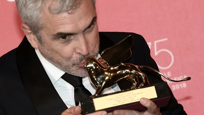 08/09/2018 Venezia, 75 Mostra Internazionale d' Arte Cinematografica. Photocall dei premiati, nella foto Alfonso Cuaron posa con il Leone d'oro come miglior film per ' Roma '