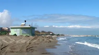 A sinistra mareggiata a Isola Verde lo scorso anno Sotto le dune danneggiate nella zona di via Barbarigo