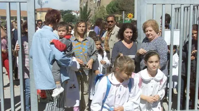 LIVORNO 20010917 ORIZZONTALE Colori BAMBINE CON GREMBIULE E ZAINO ENTRANO A SCUOLA PER LA PRIMA VOLTA (PENTAFOTO / )