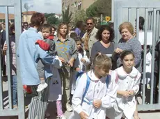 LIVORNO 20010917 ORIZZONTALE Colori BAMBINE CON GREMBIULE E ZAINO ENTRANO A SCUOLA PER LA PRIMA VOLTA (PENTAFOTO / )