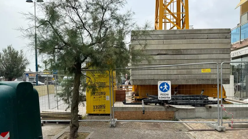La gru sul marciapiede a Sottomarina