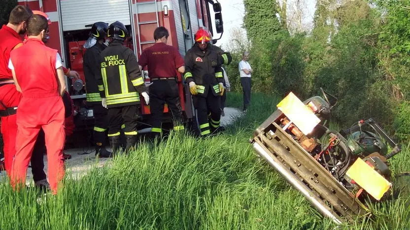 Un incidente con un trattore in una foto d'archivio