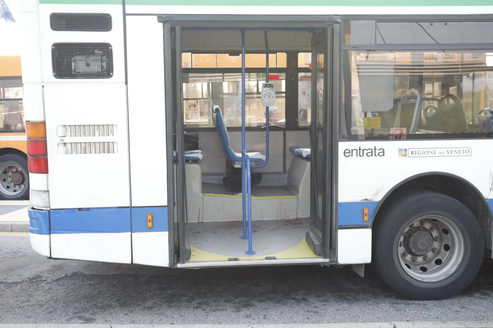 L'autobus a bordo del quale è avvenuta l'aggressione, schizzi di sangue ovunque