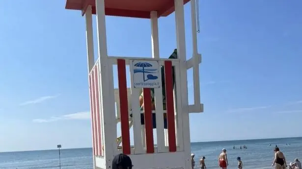 Una torretta di salvataggio e un addetto della Guardia costiera