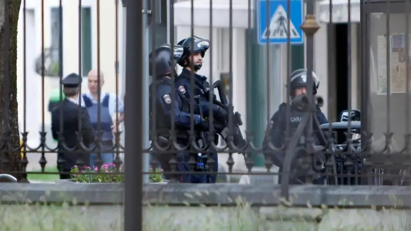 Unità dei carabinieri attorno alla casa in cui si era asserragliato l'ingegnere di San Donà di Piave
