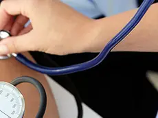 Uso di sfigmomanometro e stetofonendoscopio o fonendoscopio durante una visita cardiologica. Immagine pubblicata il 04.04.2015