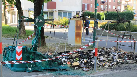 cassonetti incendiati presso la fermata Cattaneo di viale San Marco a Mestre