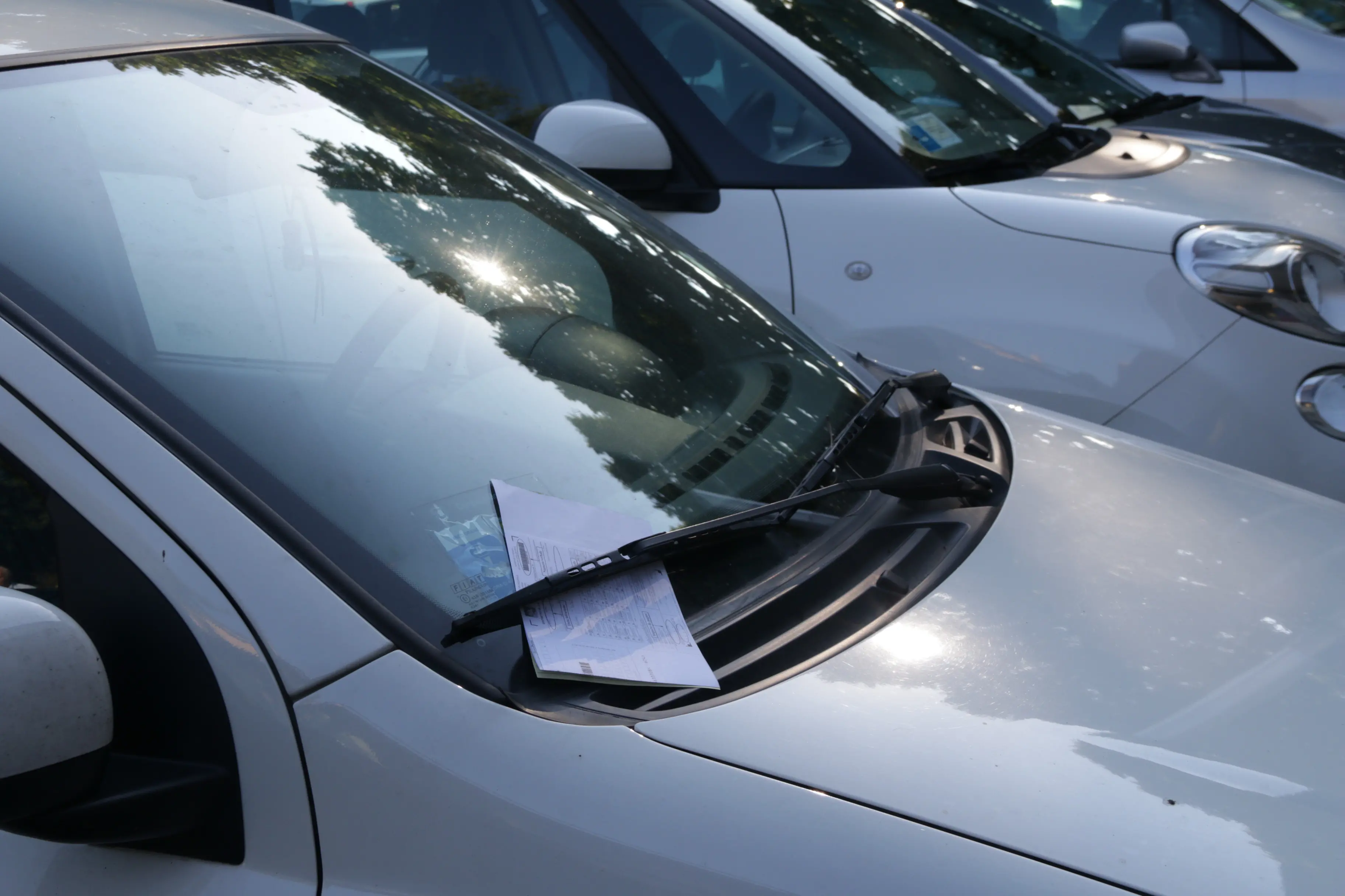 Foto Agenzia Candussi/ Chiarin/ Mestre, via San Donà/ I vigili fanno le multe alle auto parcheggiate presso il Palaplip durante la conferenza di Brugnaro