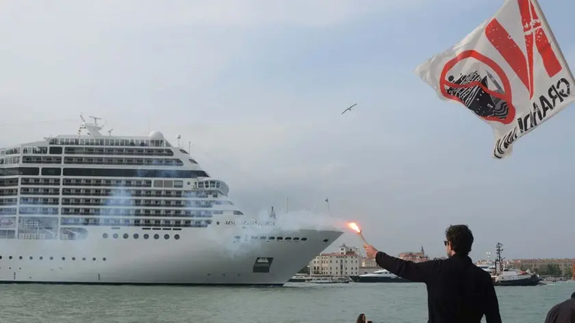 Interpress/gf.tagliapietra. 03.05.2015.- Comitato "NO GRANDI NAVI " alla Giudecca per protestare al passaggio delle navi