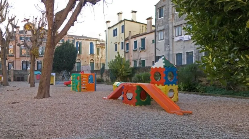 Il cortile dell'asilo Ancelle di Gesù, rimasto senza bambini: ha chiuso