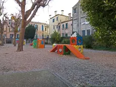 Il cortile dell'asilo Ancelle di Gesù, rimasto senza bambini: ha chiuso