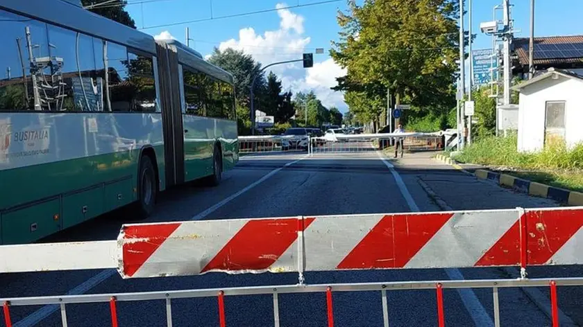 L’autobus rimasto chiuso tra le sbarre del passaggio a livello