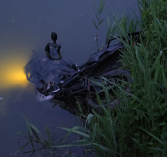 La moto della vittima, finita nel canale