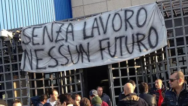 Operai durante un presidio davanti alla direzione dell'Ilva a Taranto il 27 novembre 2012. ANSA