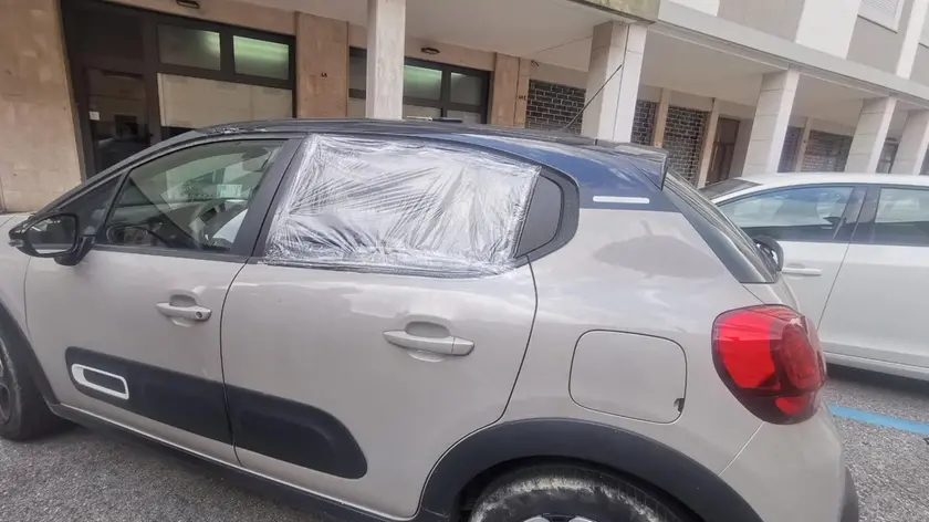 Una delle auto danneggiate: tra Mestre e Marghera è emergenza furti