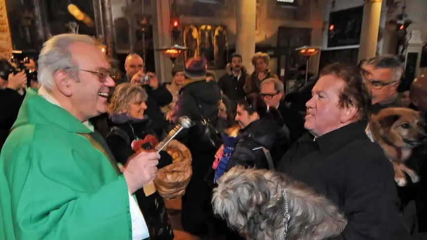MORSEGO VENEZIA 16.01.2011.-La benedizione degli animali nella chiesa della Bragora officiata ..da Monsignor Giovanni Favaretto,parroco . Interpress.. BENEDIZIONE ANIMALI ALLA BRAGORA
